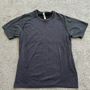 Lululemon Metal Tech Vent Performance Short Sleeve Shirt Mens Size M Grey/Purple